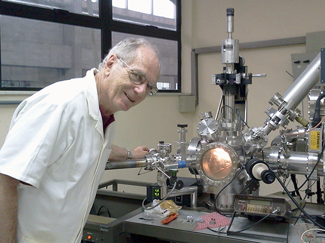 Professor Martin Schmal operando o aparelho de XPS, março de 2011