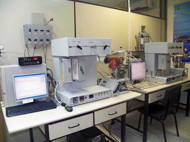 Unidade multipropósito para reação superficial a temperatura programada (TPSR)